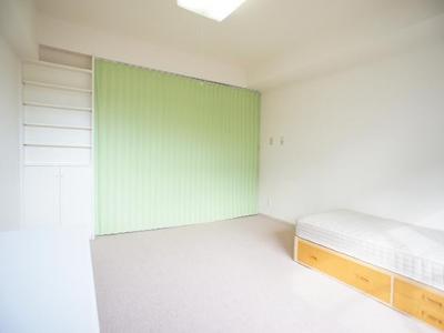 Living and room. Stylish accent cross specification! Produce a clean room! !