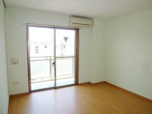 Other room space. Bright room