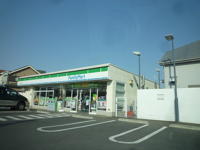 Convenience store. 920m to Family Mart (convenience store)