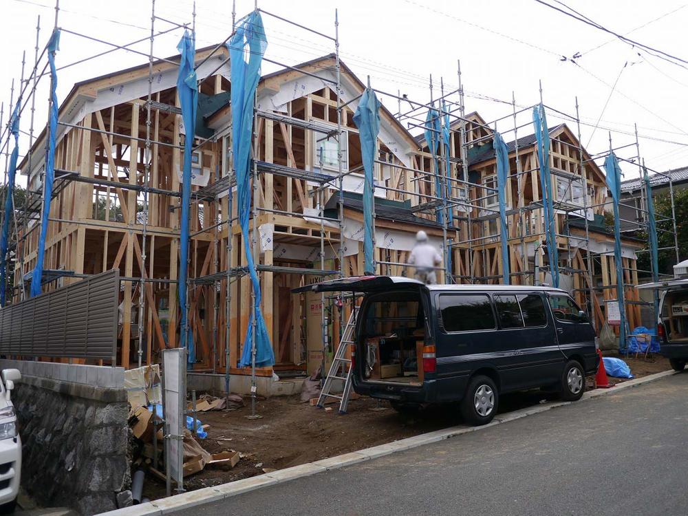 Local photos, including front road. There is a land area more than 42 square meters in a quiet residential area of Tamagawa Gakuen Station walk 17 minutes. Wide span balcony and storage is also abundant.