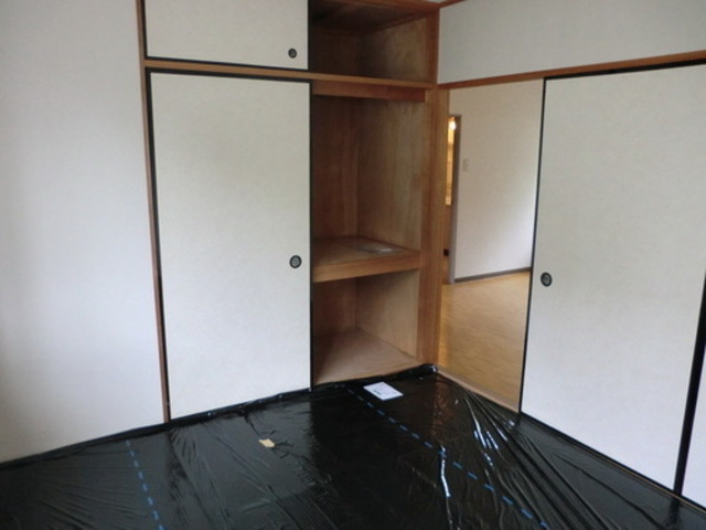 Receipt. Storage lot in the Japanese-style room