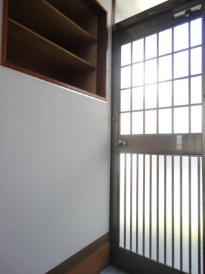 Entrance. Refreshing at any time is the entrance because there is a shoebox.