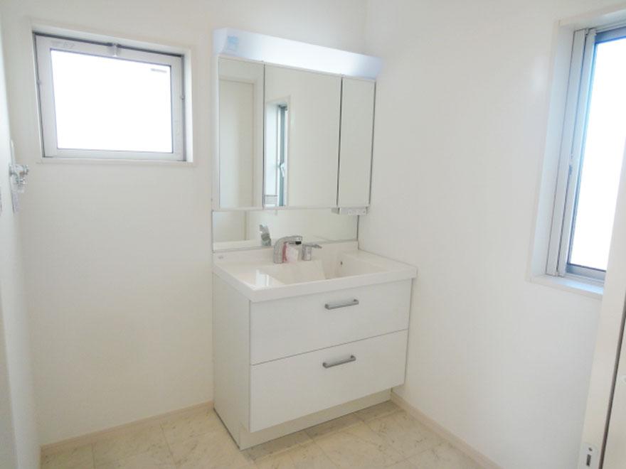 Wash basin, toilet. 1 Building