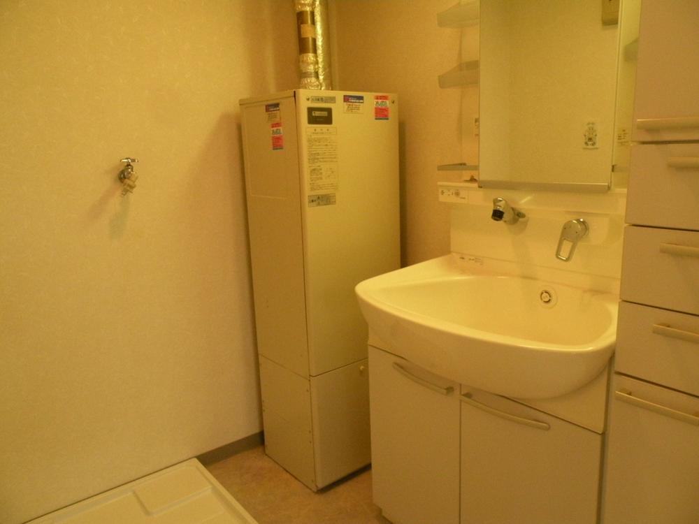 Wash basin, toilet
