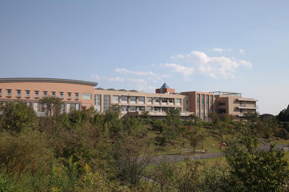 Primary school. Koyama months hill to elementary school 770m (8 minutes walk) a 10-minute walk from the elementary school. Is fully equipped happy living environment in child-rearing family.