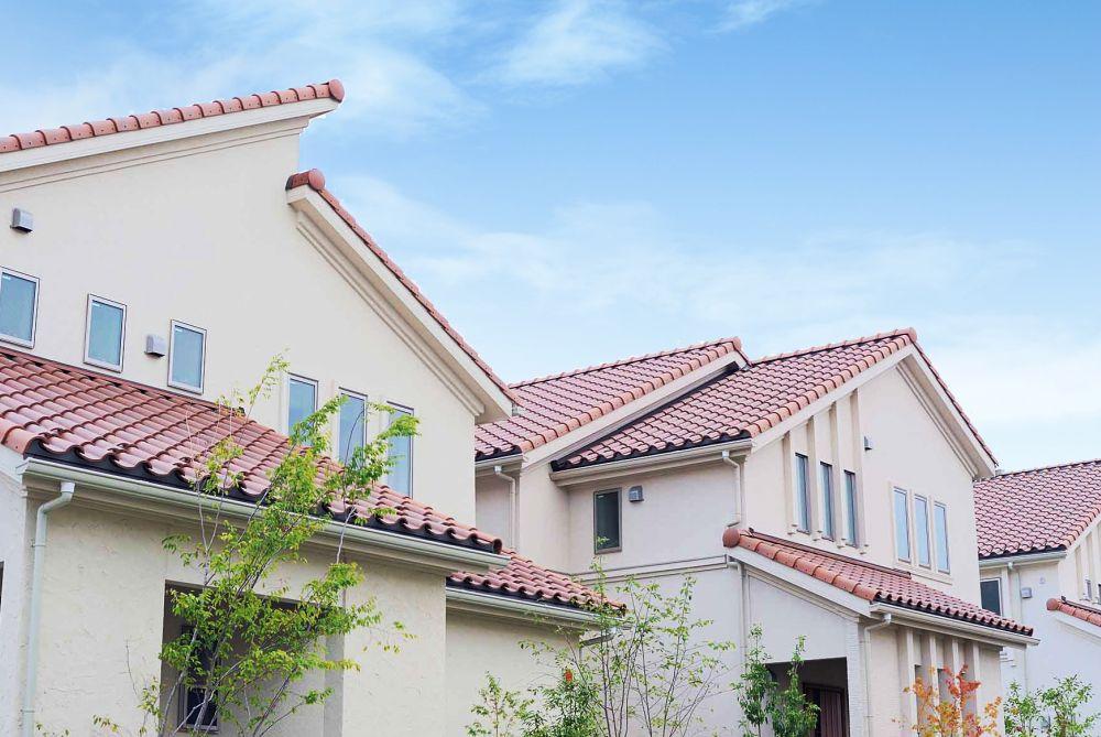 Sale already cityscape photo.  [Lead roof] Tiled roof of red brown asymmetrical, Accentuate the personality of one house one House. (July 2012 shooting)