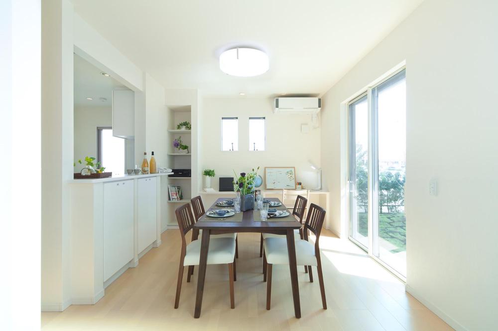 Kitchen.  ■ dining ・ kitchen While looking at the face of the family has adopted the open-minded counter kitchen with household chores can be. Between dishes also impetus conversation in the dining and kitchen. Sale already dwelling unit (August 2013) Shooting