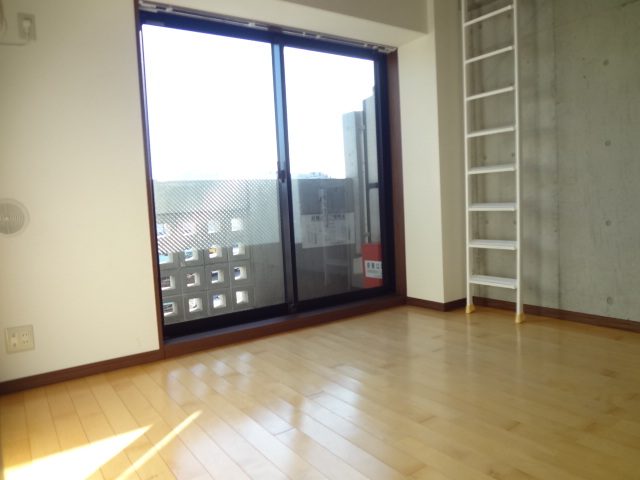 Living and room. We are using a solid wood flooring ☆