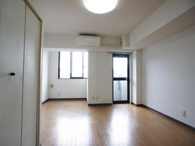 Living and room. Optimal size is to live alone, Enough space be placed bet