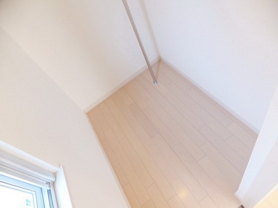 Balcony. Walk-in closet