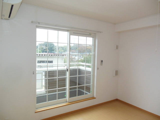 Other room space. It is a bright room