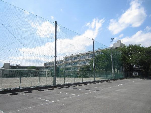 Junior high school. 960m to the south junior high school