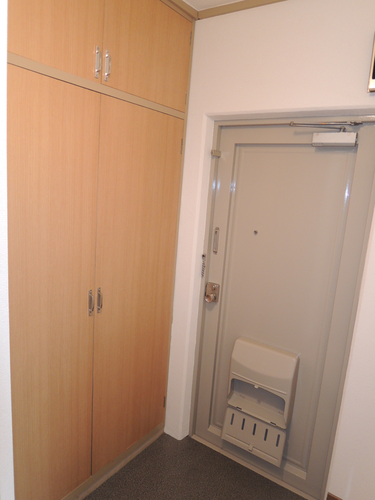 Entrance. Shoe box there