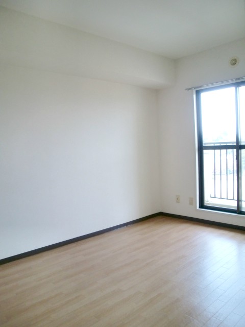 Other room space. North Western-style