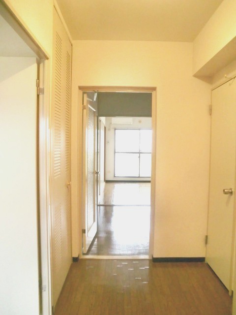 Entrance. Entrance storage