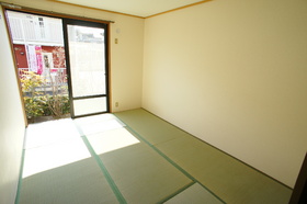 Living and room. Japanese-style room 6 Pledge (south-facing per day good)