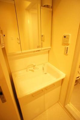 Washroom. Independent washbasin to be trimmed is dressed neatly, even a busy morning! 