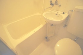 Bath. To shower faction, Easy-to-use unit bus. Also equipped with wash basin.