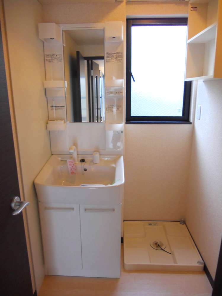 Washroom. Independent wash basin