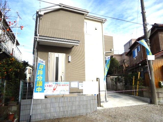 Local appearance photo. Chic appearance of the two-tone color