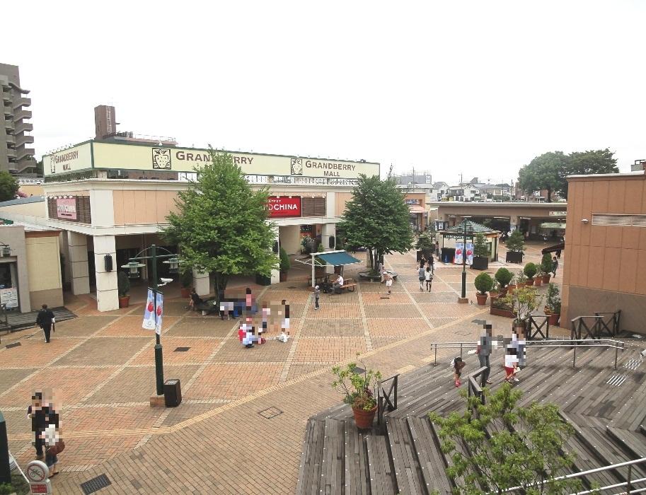 Shopping centre. 400m to Granbury Mall