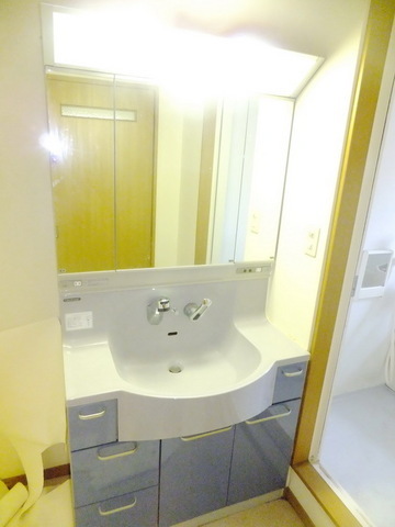 Washroom.  ☆ Large three-sided mirror with a separate wash basin ☆