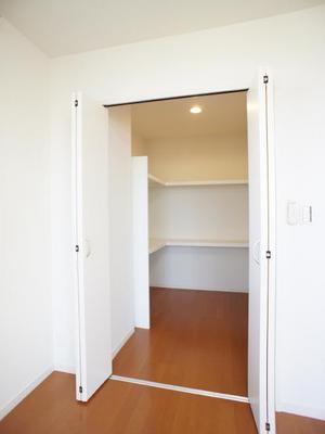 Receipt. Walk-in closet with