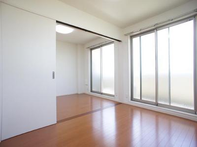 Living and room. You can also use widely open the partition door
