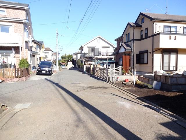 Local photos, including front road. Adjacent road has Shi fly switching