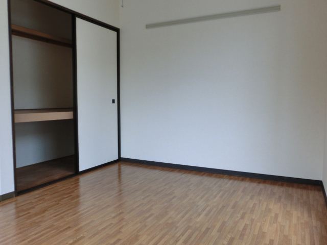 Living and room. Ventilation is good room