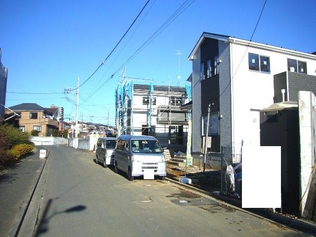 Local photos, including front road. Adjacent road (public road 5m)