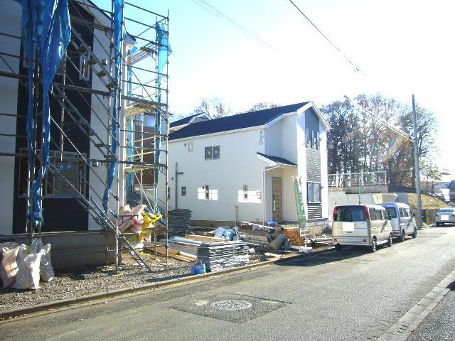 Local photos, including front road. Adjacent road (public road 5m)