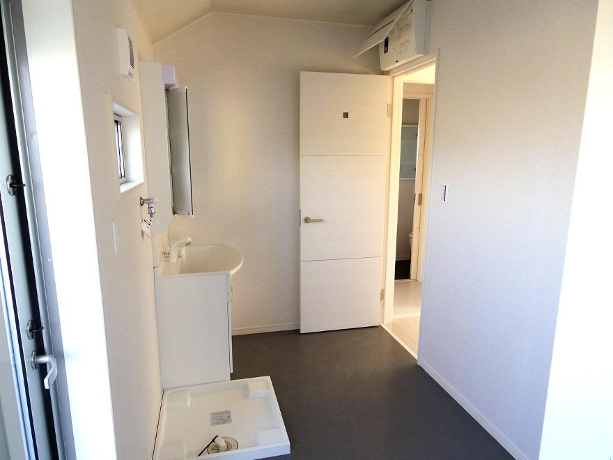 Wash basin, toilet. Indoor (11 May 2013) Shooting