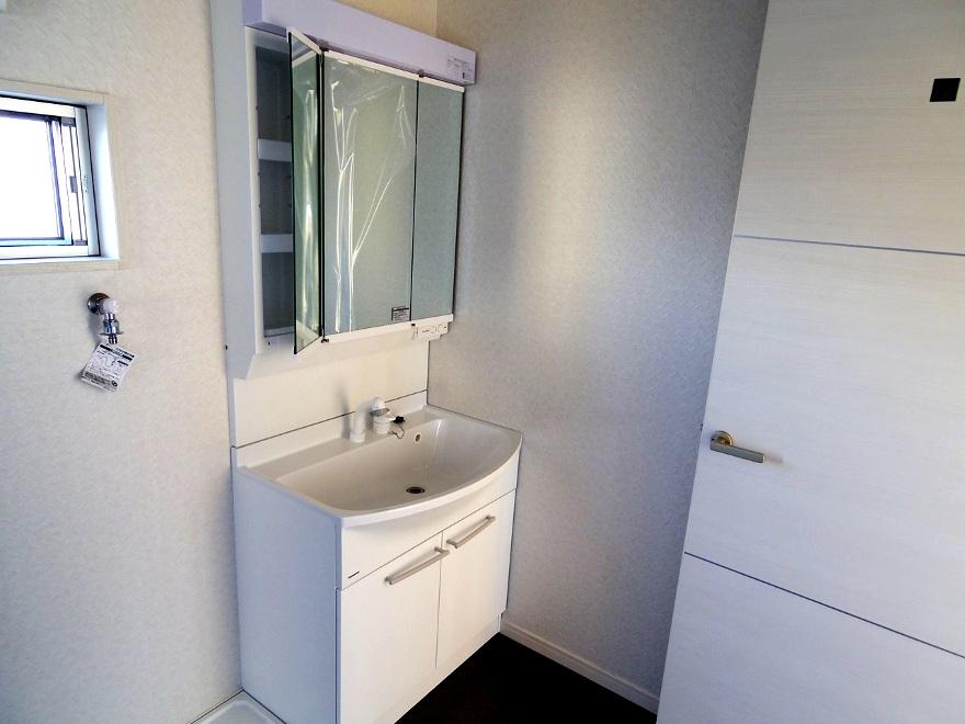 Wash basin, toilet. Indoor (11 May 2013) Shooting