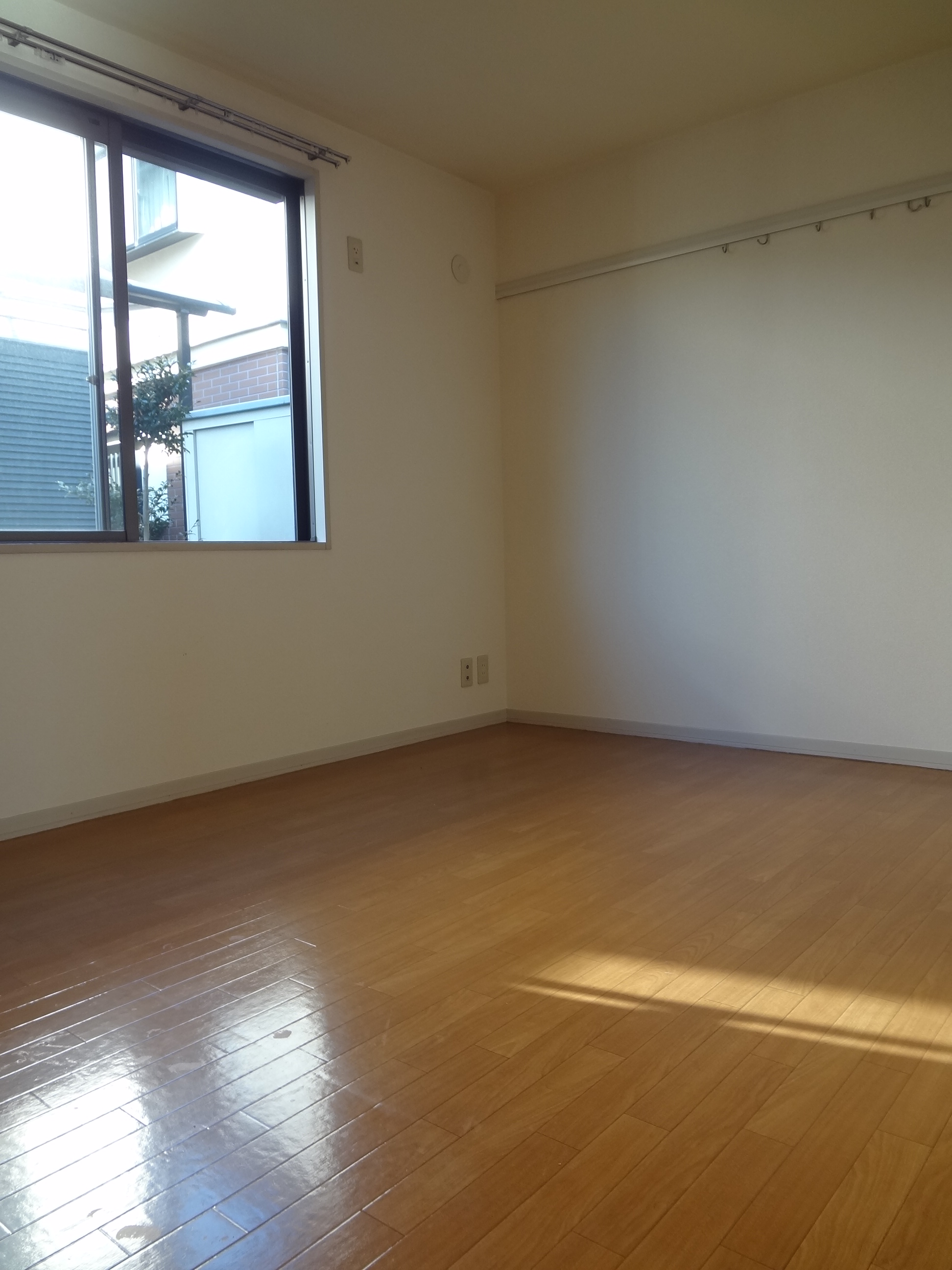 Living and room. 5 Pledge of Western-style