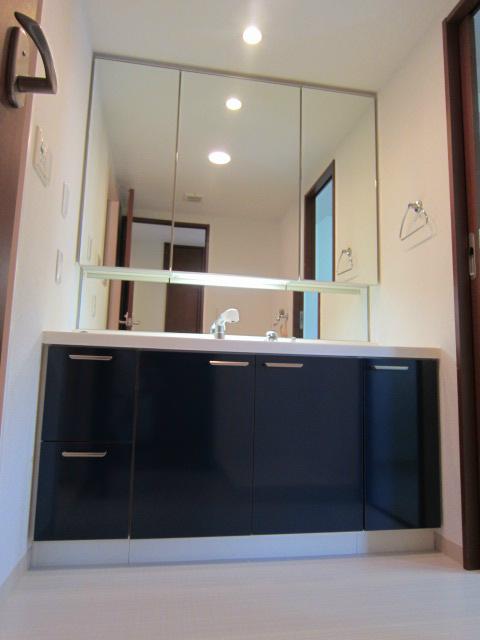 Wash basin, toilet