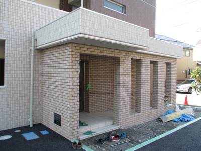 Entrance. Is the entrance with an automatic lock