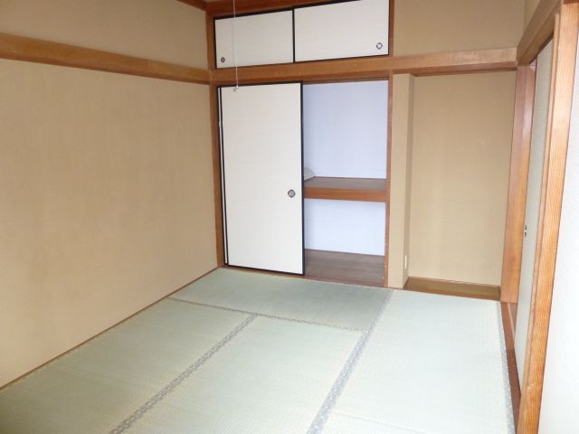Living and room. 6 is a Pledge of Japanese-style room.