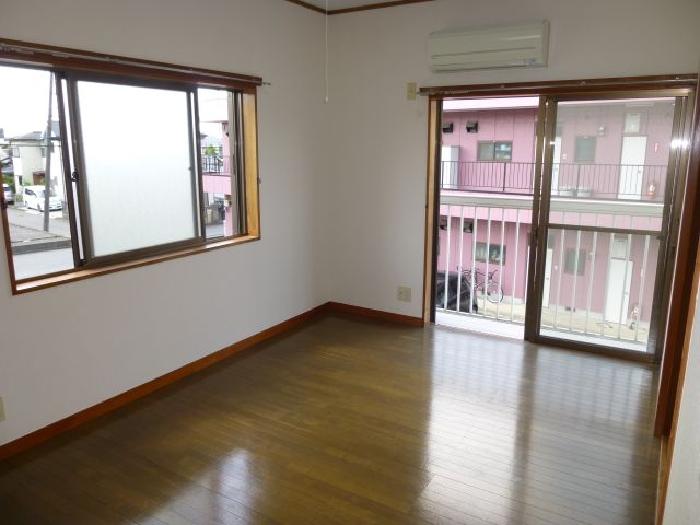 Living and room. Corner room, It is a bright room with two-sided lighting.