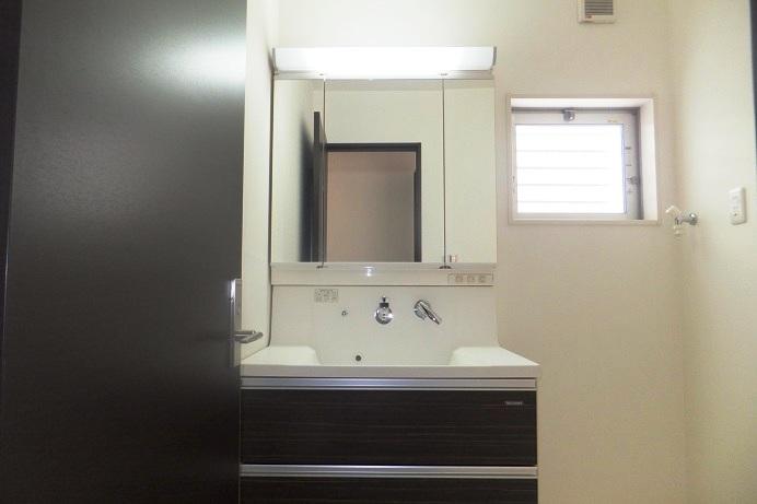 Wash basin, toilet. Photo example of construction Same specifications Housed with three-sided mirror Slide storage Shower Booth