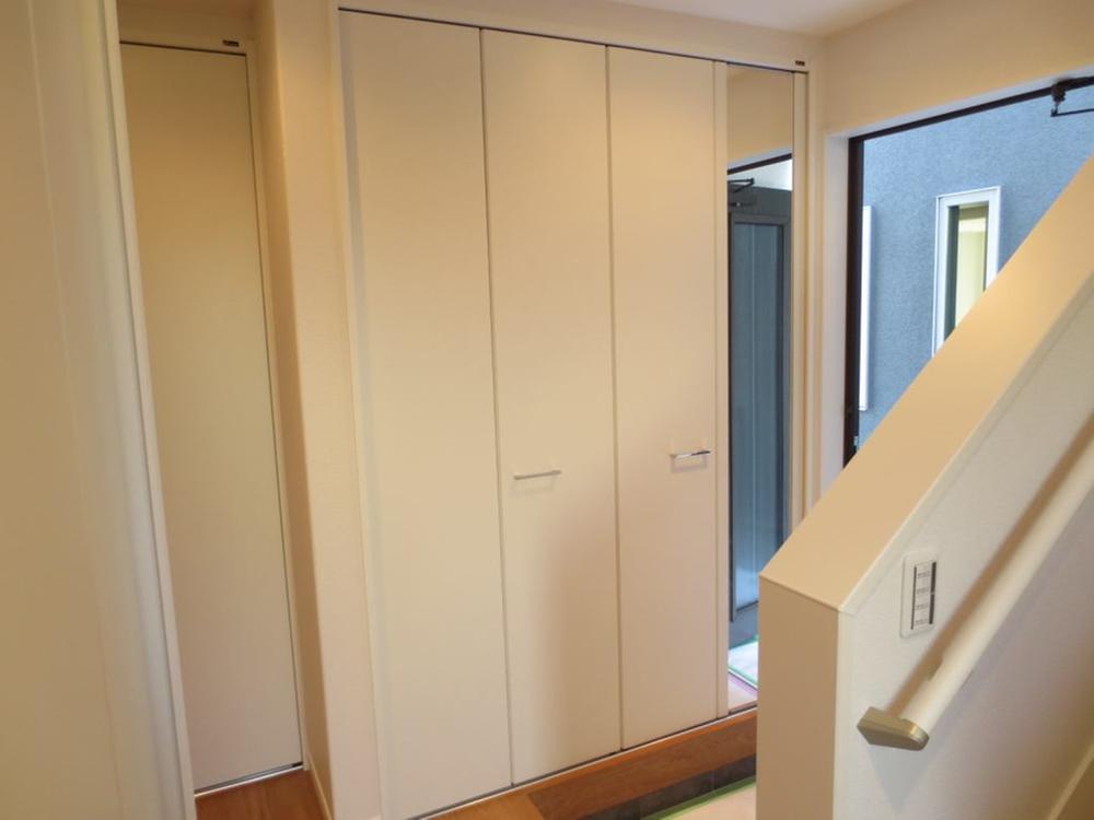 Entrance. Shoes closet