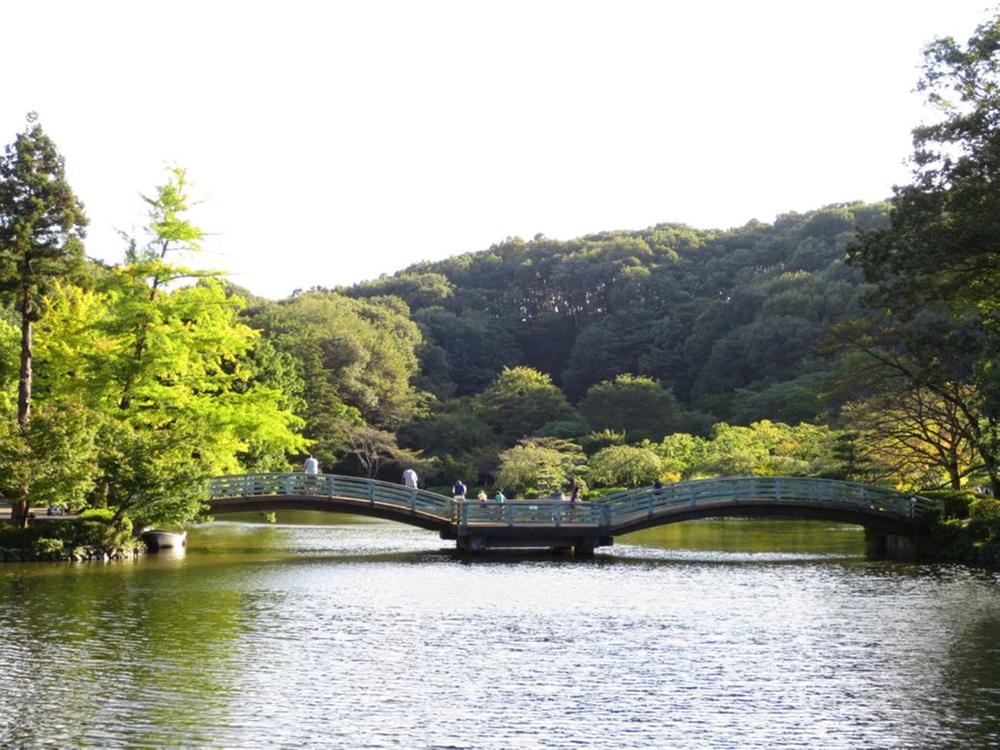 park. You can enjoy the scenery of the seasons 750m four seasons until the promised pond park.  It is recommended to walk course. 