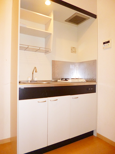 Kitchen. 1-neck with gas stove!