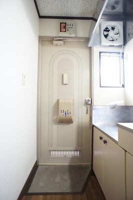 Entrance. Because it is with the front door post can be prevented also important shipment loss