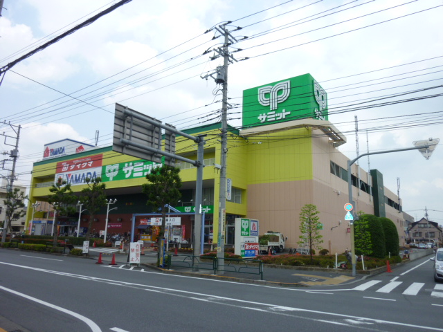 Supermarket. 200m to Super Summit (Super)