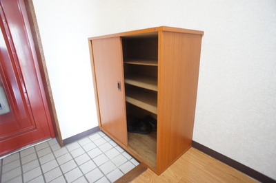 Receipt. With cupboard! You can hold the shoes a lot.