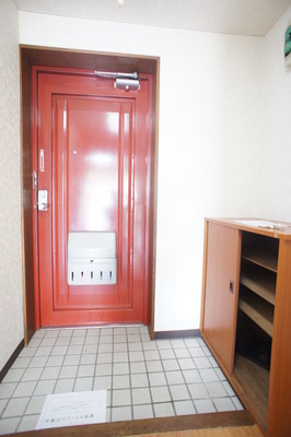 Entrance. Refreshing at any time is the entrance because there is a shoebox.