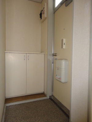 Entrance. Reluctance shoe box, The top plate there is also space for even small items.