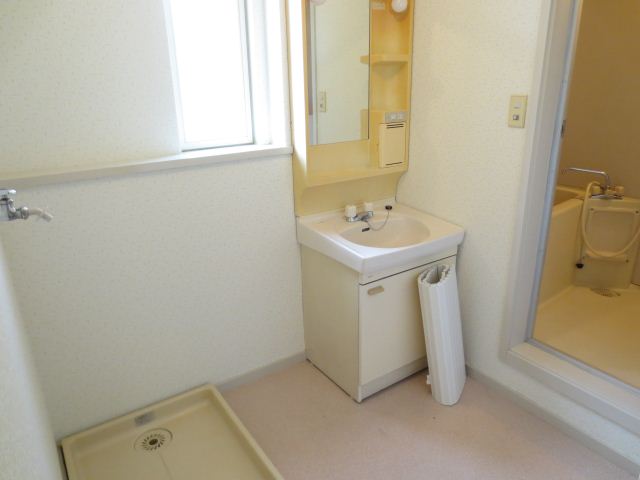 Washroom. This dressing room spacious.