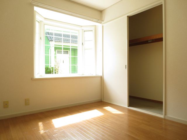 Living and room. Insert the warm light from the bay window